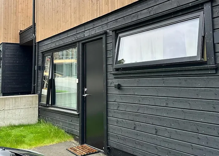 Apartment New And Bright Near Zoo And Kjevik Airport